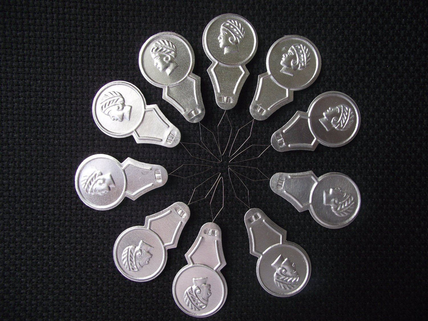 10 X NEEDLE THREADERS SILVER. 75827 \\\75827
