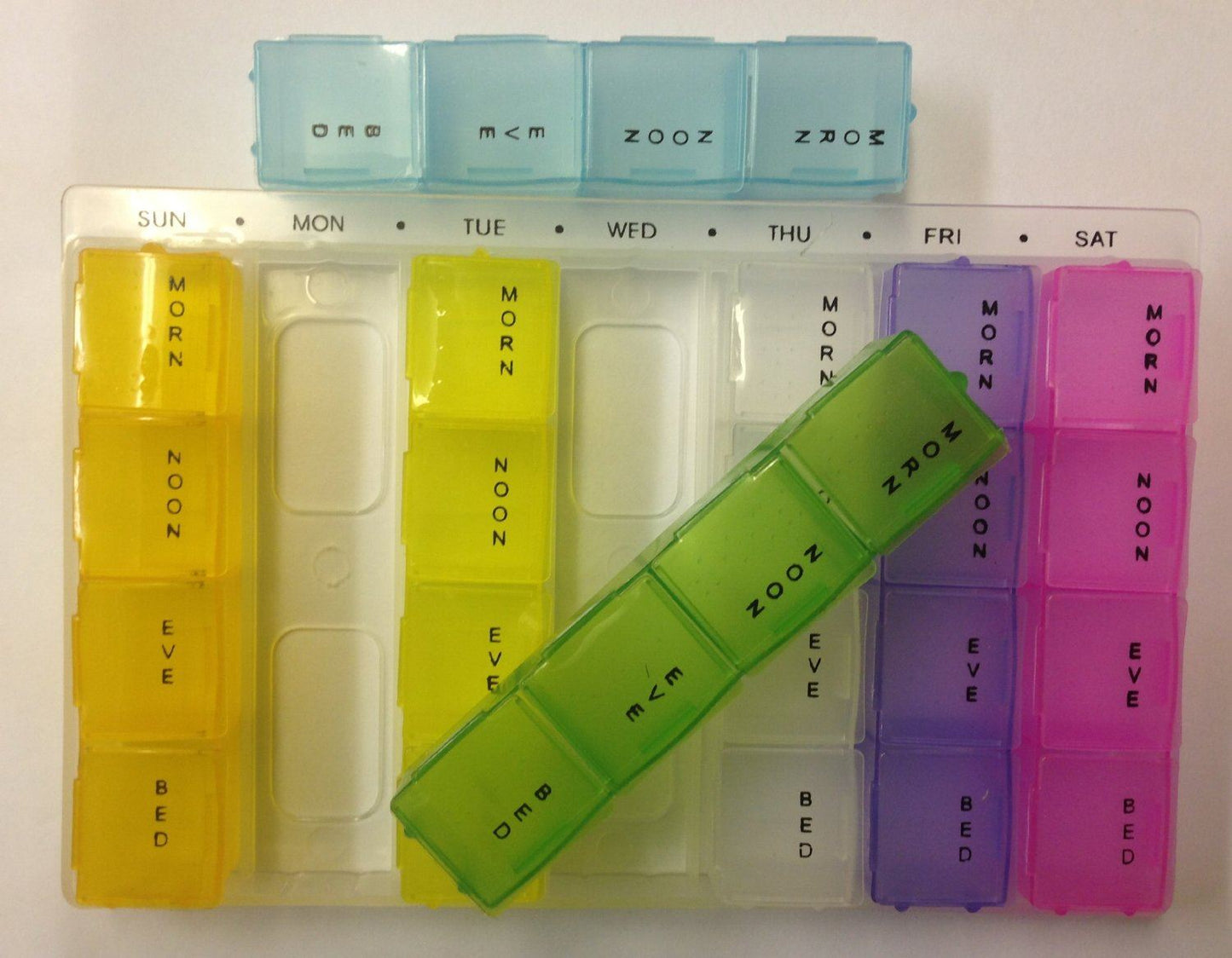 MULTI COLOUR PASTEL DETACHABLE 7 DAY 4 COMPARTMENT PILL BOX TABLET DISPENSER. D60097 \\\805170