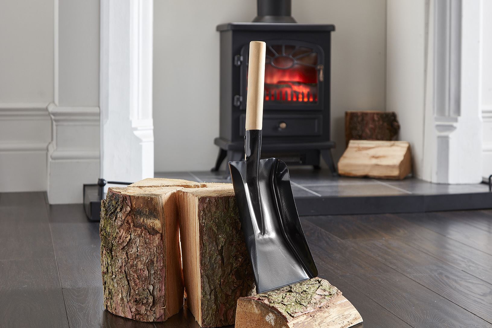 INGLENOOK BLACK METAL SHOVEL 7" WITH WOODEN HANDLE. FIRE108
