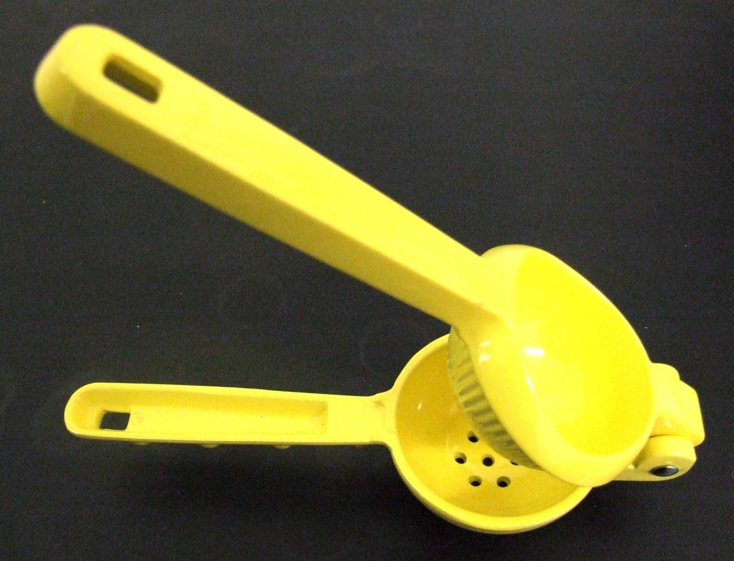 19CM CAST ALUMINIUM YELLOW LEMON PRESS BARTENDERS TOOL ( NO DATE ). AP9482 \\\AP9482