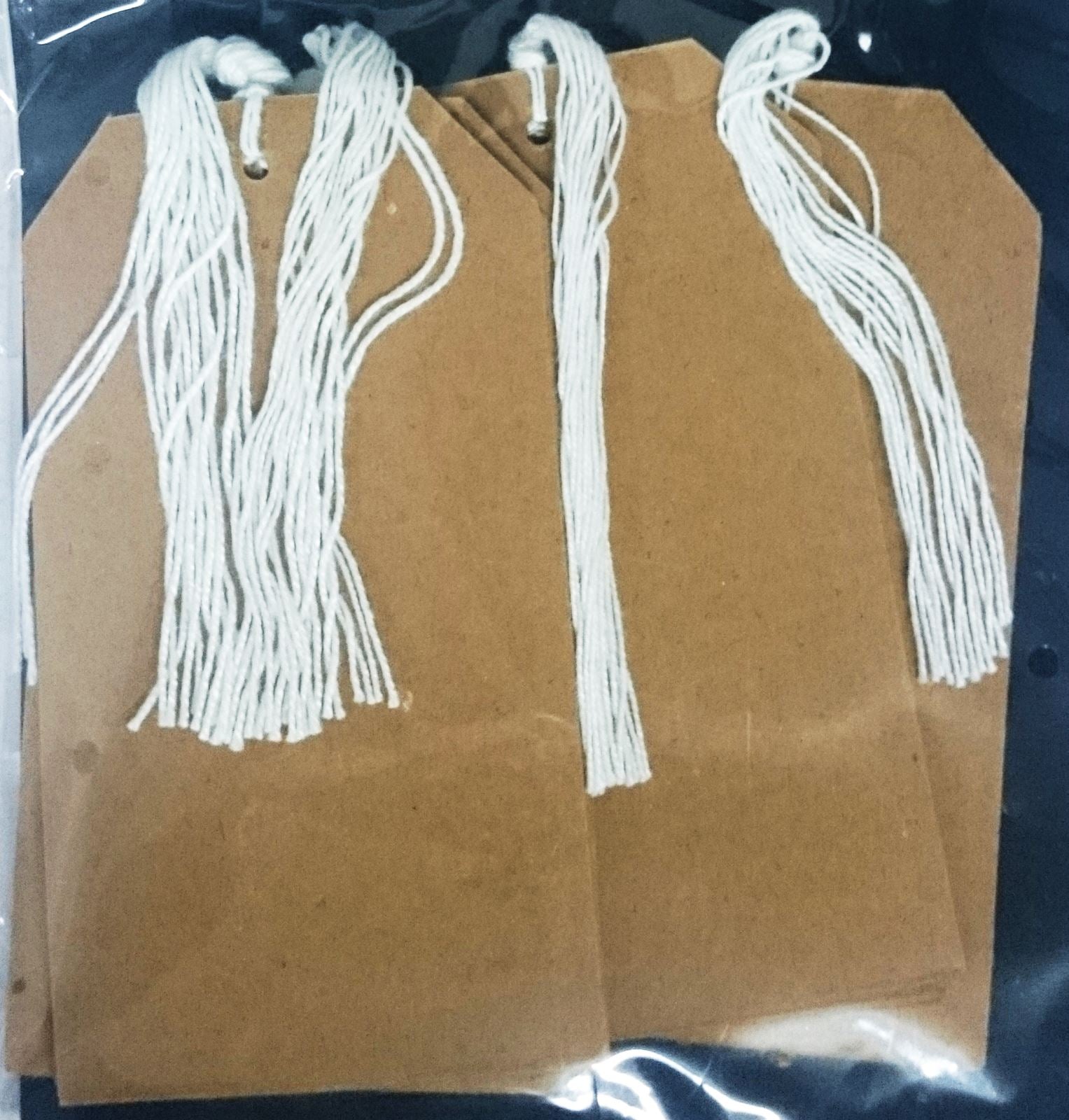PACK OF 30 BROWN TRAVEL LUGGAGE LABELS. P2759 \\\CR0413B