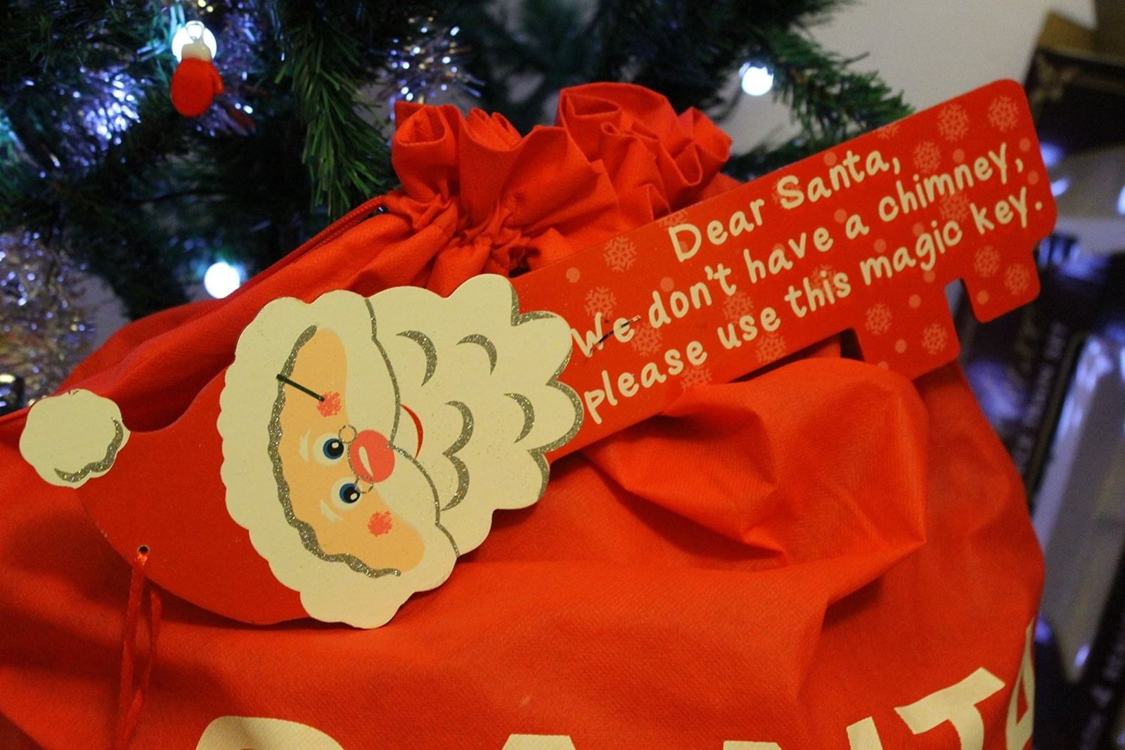 CUTE SANTA CHRISTMAS GLITTER GIANT WOODEN MAGIC SANTA KEY NOVELTY DECORATION .. NO CHIMNEY. DP54188 \\\DP54188