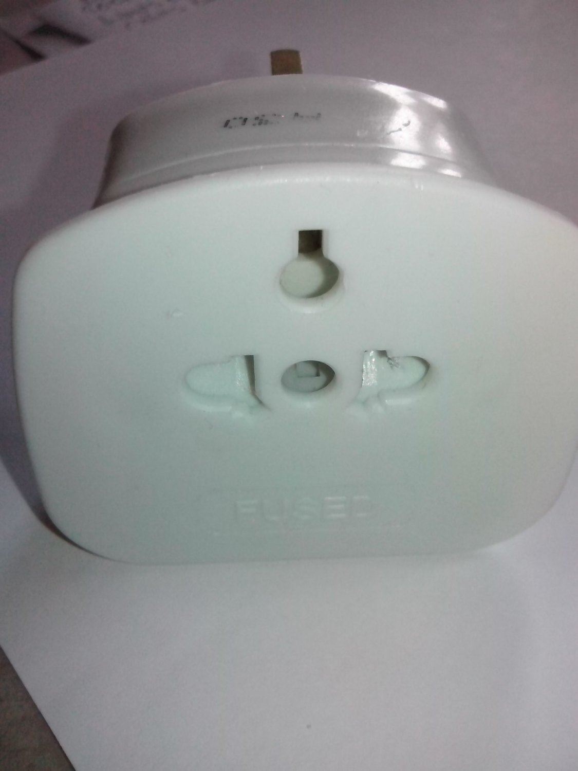 TRAVEL ADAPTOR PLUG: WORLDWIDE EUROPEAN VISITOR TO UK WHITE ( UK TO EUROPE ) PIF2039. ES988 \\\ES988