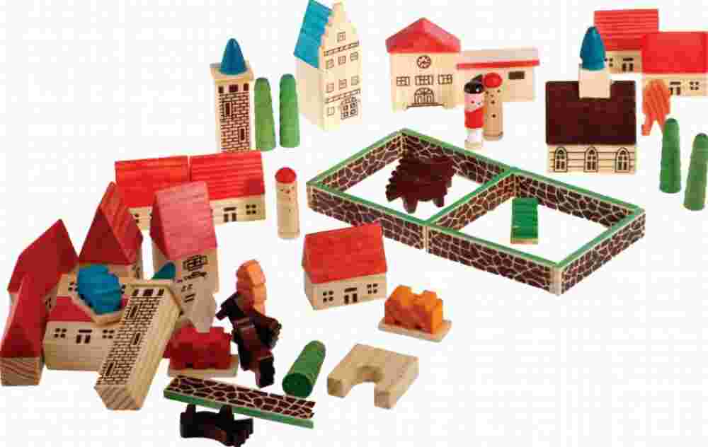 WOODEN PAINTED VILLAGE IN NET BAG. PL351703 \\\KD15085