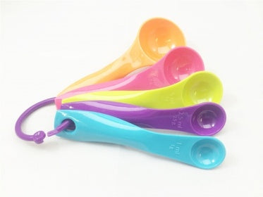 5 MULTICOLOUR PLASTIC MEASURING SPOONS. PI832033 \\\PI832033